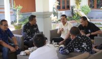 Bupati Klungkung I Made Satria bersama Wakil Bupati Tjokorda Gde Surya Putra menerima audiensi DPD ASITA Bali di Rumah Jabatan Bupati Klungkung.