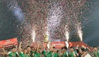 Foto: Tim Banteng Jawa Timur mengangkat trofi Liga Kampung Soekarno Cup 2025 usai taklukkan Banteng Bali. Sumber: Yulius N/wacanabali.com