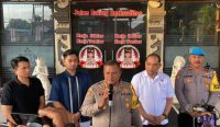 Foto: Kapolres Badung, AKBP M. Arif Batubara bersama jajarannya konferensi pers terkait penemuan tempat produksi film dewasa di Canggu. Sumber: Ist.