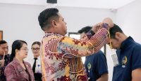 Foto: penyerahan simbolis sertifikat pelatihan pembinaan kemandirian kepada warga binaan oleh Kalapas Kerobokan. Sumber: Ist.