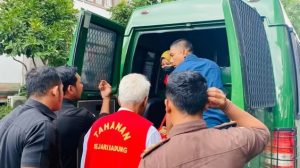 Foto: Eks DPRD Badung, I Made Dharma saat hendak dibawa ke Lapas Kerobokan. Sumber: Ist.