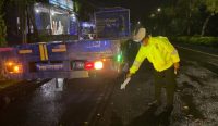 Polisi melakukan olah TKP kecelakaan Pemotor tabrak truk mogok di Kelurahan Pendem, Senin (08/12/25). (sumber: wacanabali/dika)