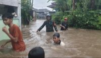 Banjir setinggi pinggang orang dewasa menerjang kelurahan Loloan timur (15/12/25). (sumber: barometerbali/dika)