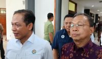 Foto: Menteri LH, Hanif Faisol Nurofiq bersama Gubernur Bali, Wayan Koster usai pertemuan di Kantor Gubernur Bali terkait penutupan TPA Suwung. Sumber: Yulius N/wacanabali.com