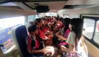Foto: Siswa di Denpasar saat memanfaatkan layanan bus sekolah untuk outing class. Sumber: Istimewa.