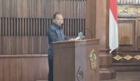 Foto: Gubernur Bali, Wayan Koster saat sidang sidang bersama DPRD Bali, Senin (1/12/2025). Sumber: Yulius N/wacanabali.com