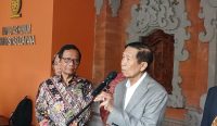 Foto: Mantan Kapolda Bali, I Made Mangku Pastik bersama Mahfud MD. sumber: Yulius N/wacanabali.com