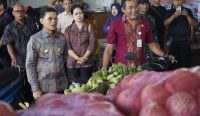Bupati Klungkung I Made Satria bersama Tim Monitoring Ketahanan Pangan melakukan pemantauan ketersediaan stok dan harga kebutuhan pokok di Pasar Galiran.
