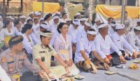 Bertepatan dengan rahina Buda Kliwon, Bupati Klungkung I Made Satria bersama Wakil Bupati Tjokorda Gde Surya Putra, Ketua TP PKK Ny. Eva Satria, jajaran OPD, serta unsur Forkopimda melaksanakan muspayang bakti di Pura Agung Kentel Gumi, Desa Tusan, Banjarangkan, Rabu (24/12).