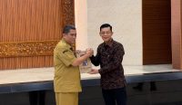 Bupati Klungkung, I Made Satria, menerima cenderamata usai membuka Bimbingan Teknis Penyusunan Laporan Pelaksanaan SPM Tahun 2025.