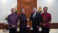 Foto: Gubernur Bali, Wayan Koster didampingi Kadis Kebudayaan Bali saat pertemuan bersama Konsul Kehormatan RI di Gdansk, Polandi, Miroslaw Wawrowski di Denpasar. Sumber: Ist.
