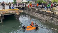 Foto: Personil Polsek Benoa dan Tim gabungan Basarnas evakuasi korban tenggelam di Dermaga Barat Utara, Pelabuhan Benoa. Sumber: Ist.