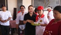Sekretaris I TP PKK Kota Denpasar, Ayu Kristi Arya Wibawa bersama lansia dan ibu hamil dalam acara Dusun Eka Dharma dalam acara penutupan Posyandu Paripurna, Minggu (7/12/2025). Foto: dok/Pemkot Denpasar