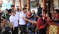 Bupati Klungkung menyapa dan memberikan dukungan kepada anak-anak disabilitas saat menghadiri Puncak Peringatan Hari Disabilitas Internasional 2025 di SLB Negeri 1 Klungkung.