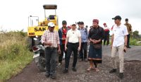 Bupati Klungkung meninjau langsung progres perbaikan infrastruktur jalan untuk memastikan kualitas pekerjaan tetap terjaga di tengah kondisi cuaca yang tidak menentu.