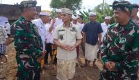 Bupati Klungkung, I Made Satria, berdialog bersama jajaran TNI dan perangkat daerah saat meninjau lokasi pembangunan Koperasi Desa Merah Putih Desa Selat, Kecamatan Klungkung, Rabu (24/12/2025).