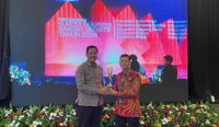 Bupati Klungkung I Made Satria didampingi Kepala BRIDA Kabupaten Klungkung, I Ketut Budiarta, menerima Piagam dan Piala Inovative Government Award (IGA) 2025 dari Kementerian Dalam Negeri di Hotel Kempinski Grand Ballroom, Jakarta (10/12).
