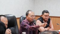 Gubernur Bali Wayan Koster menyampaikan pemaparan dan arahan saat rapat bersama jajaran terkait, menegaskan pentingnya kebijakan berbasis data dan keberpihakan pada kepentingan masyarakat Bali.