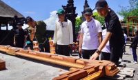 Bupati Klungkung I Made Satria bersama jajaran meninjau progres pengerjaan komponen bangunan di salah satu proyek infrastruktur, Rabu (3/12).