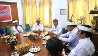 Bupati Klungkung I Made Satria memimpin rapat koordinasi bersama jajaran OPD di Kantor Bupati Klungkung, Jumat (19/12/2025), guna memperkuat sinergi dan memastikan program pembangunan daerah berjalan optimal.