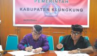 Pemkab Klungkung menandatangani kerja sama pengelolaan Objek dan Daya Tarik Wisata Bukit Teletubbies Nusa Penida bersama Desa Adat Sekartaji, Kamis (15/1/2026).