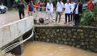 Bupati Klungkung bersama jajaran terkait meninjau langsung kondisi saluran air yang terdampak hujan deras di Nusa Penida, Kamis (22/1/2026).