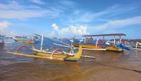 Foto: Perahu para nelayan ditambatkan di Pelabuhan Serangan, Kota Denpasar, Bali, Kamis (4/12/25). Sumber: Komang Ari/Wacanabali.com