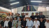 Foto: Kuasa Hukum Pengempon Pura Dalem Balangan Jimbaran didampingi masyarakat adat saat konferensi pers di Denpasar, Sabtu (17/1/2026). Sumber: Yulius N/wacanabali.com