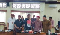 Foto: Pansus TRAP DPRD Bali menyerahkan rekomendasi terkait pengelolaan dan penataan kawasan DTW Jatiluwih kepada Pemkab Tabanan. Sumber: Yulius N/wacanabali.com
