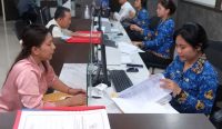 Petugas Bapenda Provinsi Bali melayani wajib pajak kendaraan bermotor di Denpasar, Bali.