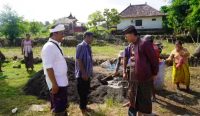 Mengawali tahun 2026, Bupati Klungkung I Made Satria menunjukkan kepedulian nyata dengan memulai program bedah rumah bagi warga kurang mampu di Nusa Penida.