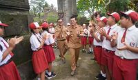 Bupati Klungkung I Made Satria mengunjungi sejumlah sekolah dasar di Kecamatan Banjarangkan untuk menyapa, memotivasi, dan menekankan pentingnya pendidikan karakter sejak dini.