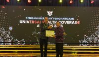 Pemkab Klungkung Kembali Raih UHC Award Kategori Utama Pemerintah Kabupaten Klungkung menerima penghargaan Universal Health Coverage (UHC) Award Kategori Utama Tahun 2026 sebagai bentuk komitmen dalam menjamin akses layanan kesehatan yang menyeluruh dan berkelanjutan bagi masyarakat.