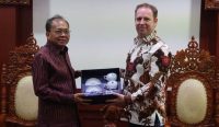 Foto: Gubernur Bali, Wayan Koster bersama Dubes Inggris HE Matthew Downing. Sumber: Ist.
