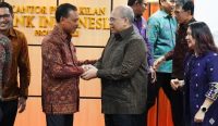Sekda Provinsi Bali Dewa Made Indra berjabat tangan dengan perwakilan Bank Indonesia Provinsi Bali usai memimpin Rapat TPID Bali, Senin (26/1), di Denpasar, membahas strategi pengendalian inflasi menjelang HBKN 2026.