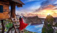 Foto: Ilustrasi. Seoran wisatawan menikmati keindahan panorama Pantai Klingking, Nusa Penida. Sumber: freepik