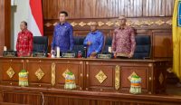 Foto: Gubernur Bali Wayan Koster bersama pimpinan DPRD Bali berdiri saat pembukaan Rapat Paripurna DPRD Bali di Kantor Gubernur Bali, Rabu (14/1/2026), yang membahas Rancangan Peraturan Daerah tentang Penyertaan Modal Daerah kepada PT BPD Bali. Sumber: dok/Hms