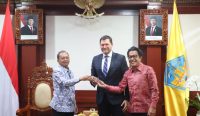 Gubernur Bali Wayan Koster saat menerima audiensi Duber Slovakia untuk Indonesia di Jaya Sabha, Rumah Jabatan Gubernur Bali, Senin (19/1/26). Foto: dok/tim