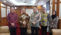 Gubernur Bali Wayan Koster bersama dengan Dirjen Otonomi Daerah Kemendagri Cheka Virgowansyah saat membahas Raperda Penambahan Penyertaan Modal BPD Bali di Gedung F Kemendagri, Jakarta, Jumat (23/1/2026).