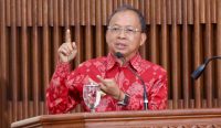 Foto: Gubernur Bali Wayan Koster menyampaikan penjelasan Raperda Penambahan Penyertaan Modal Daerah kepada BPD Bali dalam Sidang Paripurna DPRD Bali di Kantor Gubernur Bali, Rabu (14/1/2026), sebagai langkah strategis memperkuat perbankan daerah menghadapi dinamika ekonomi ke depan. Sumber: tim/wacanabali.com