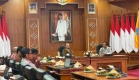 Foto: Gubernur Bali Wayan Koster saat rapat Percepatan Penggunaan Kendaraan Listrik bersama PT PLN (Persero) di Denpasar, Sabtu (24/1/26). Sumber: Istimewa.