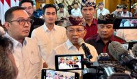 Gubernur Bali Wayan Koster dan Wakil Menteri Investasi dan Hilirisasi/Kepala BKPM RI Todotua Pasaribu usai menandatangani Nota Kesepakatan Pengendalian Penanaman Modal di Gedung Kertha Sabha, Jayasabha, Denpasar, Kamis (22/1/2026).