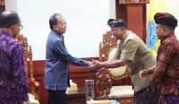 Gubernur Bali Wayan Koster menerima cenderamata dari perwakilan Yayasan Budaya Bali Punggul Hijau usai pertemuan terkait pengelolaan sampah di Kantor Gubernur Bali, Denpasar.