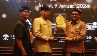 Foto: Perwakilan PLN Indonesia Power Unit Bisnis Pembangkitan (UBP) Bali menerima penghargaan Tri Hita Karana (THK) Awards 2025 kategori Corporate Social Responsibility (CSR) dalam malam penganugerahan yang digelar di Discovery Kartika Plaza Hotel, Kuta, Badung, Jumat (9/1/2026). Sumber: dok/Hms