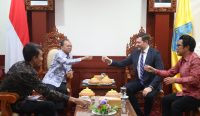 Gubernur Bali Wayan Koster ajak Dubes Slovakia untuk Indonesia tos kopi arak Bali saat menerima audiensi di Jaya Sabha, Rumah Jabatan Gubernur Bali, Senin (19/1/26). Foto: dok/tim