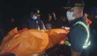 Petugas mengevakuasi Jenazah Mr x yang ditemukan mengambang di Perairan Pengambengan, Minggu Malam (11/01/26) sumber wacanabali/dika
