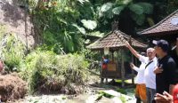 Wakil Bupati Klungkung, Tjokorda Gde Surya Putra, meninjau langsung lokasi terdampak tanah longsor di area Pura Manik Tirta, Dusun Kawan, Desa Timuhun, Kecamatan Banjarangkan, Rabu (21/1).
