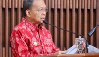Foto: Gubernur Bali, Wayan Koster saat menyampaikan penjelasan kepada DPRD Bali terkait Raperda penambahan penyertaan modal daerah ke BPD Bali. Sumber: Ist.