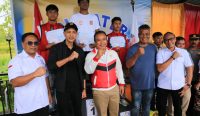Wakil Bupati Klungkung, Tjokorda Gde Surya Putra, bersama jajaran pengurus dan panitia berfoto bersama para atlet usai pembukaan Kejuaraan Daerah Akuatik Indonesia Pengprov Bali 2026 di Tirta Srinadi.
