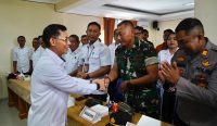 Bupati Klungkung I Made Satria berjabat tangan dengan unsur Forkopimcam usai kegiatan Musrenbang Kecamatan Banjarangkan Tahun 2026 yang digelar di Ruang Rapat Kantor Desa Bakas, Rabu (25/2).